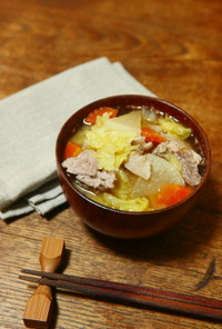 豚肉と大根と人参と白菜のごま味噌スープ