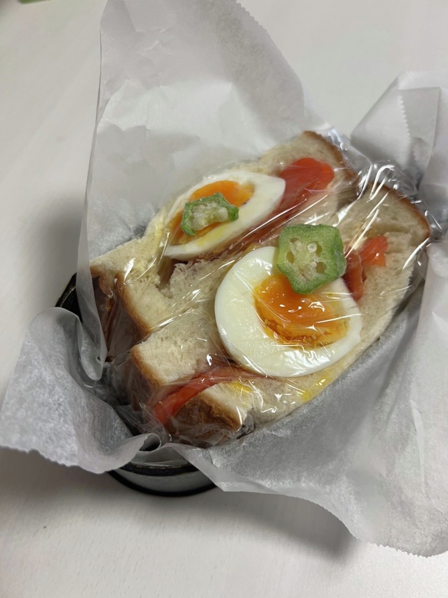 サーモン入りのサンドイッチの画像