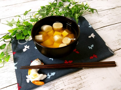 卵豆腐と焼き麩のお吸い物の写真