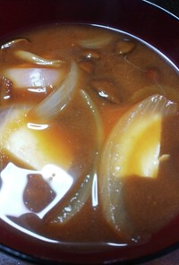 ナメコと絹豆腐の赤出汁味噌汁