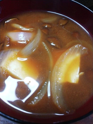 ナメコと絹豆腐の赤出汁味噌汁の写真