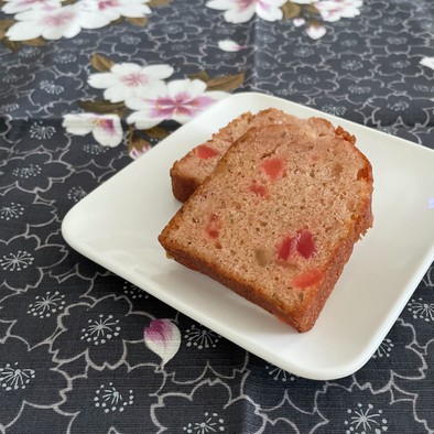 桜とチェリーのパウンドケーキの写真
