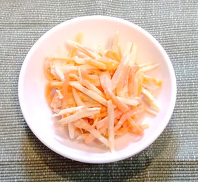 にんじんとごぼうのサラダの写真