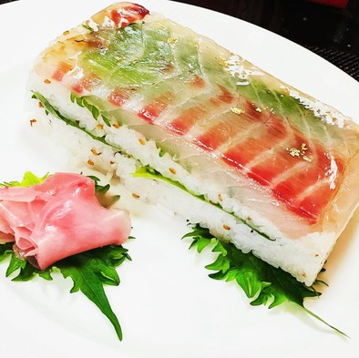 昆布締めした鯛の押し寿司の写真