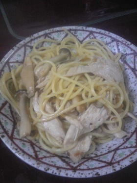簡単 蒸し鶏のバター醤油パスタ