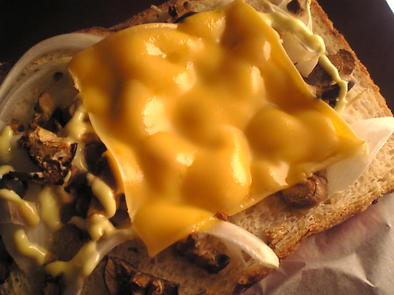 しめじと玉葱のチーズトーストの写真