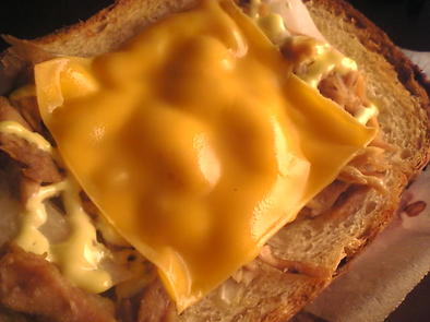 玉葱とツナのマヨネーズチーズトーストの写真