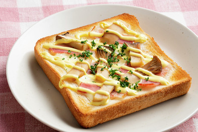 きのことベーコンのチーズトーストの写真