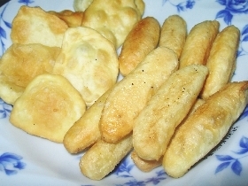 材料2つだけ!形次第で色々食感の揚げ菓子