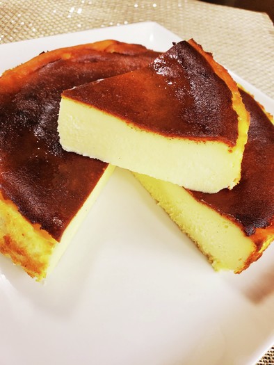 ホワイトチョコ入りのバスクチーズケーキの写真