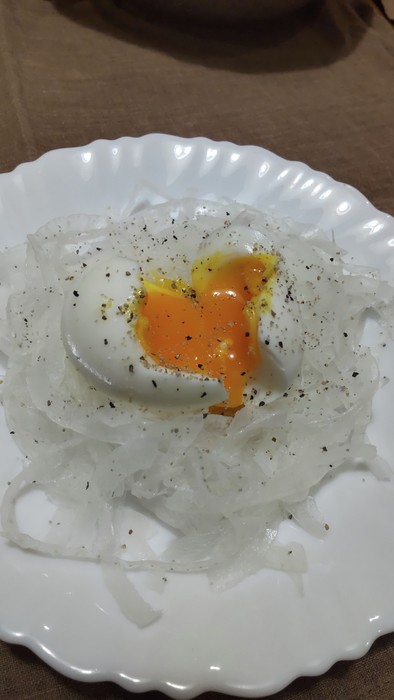 オニオンサラダ～エッグのせ～の写真