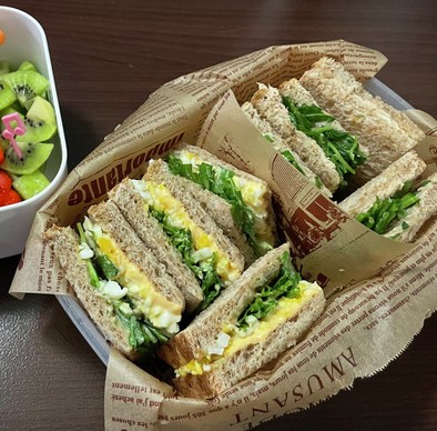 卵とルッコラのサンドイッチの写真
