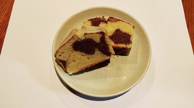 ホワイトチョコがけマーブルパウンドケーキの写真