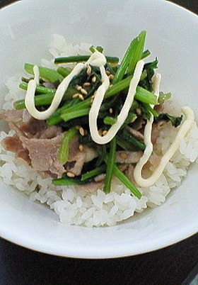 やみつきホウレン草の豚マヨ丼