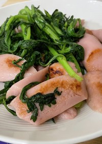 春菊と魚肉ソーセージの炒め物