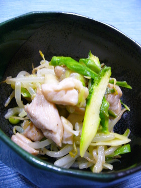 アスパラと鶏肉ともやしの塩炒め