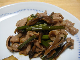 豚肉とにんにくの芽の炒め物