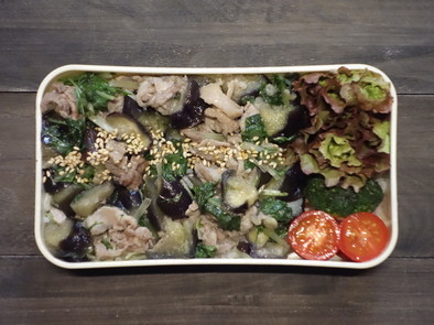 レンジで簡単★豚肉となすと水菜の丼弁当の写真