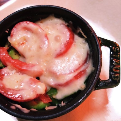 トマト アボガド チーズ蒸し グリルの写真