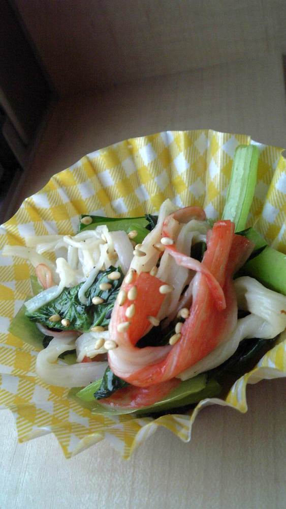 お弁当に♪小松菜とかにカマの炒め物