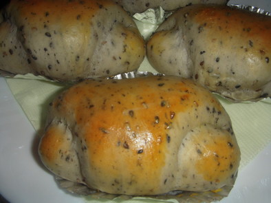 炊飯器で発酵パン（ゴマロール）の写真