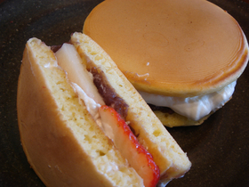 ホットケーキミックスで簡単♪いちご生どら