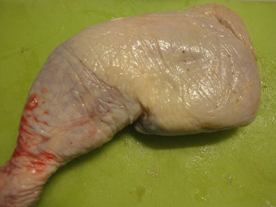 鶏もも骨付き肉で塩鶏の写真