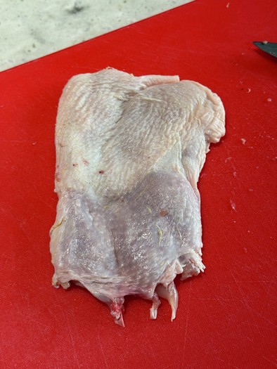 鶏もも肉を平らに捌く方法の写真