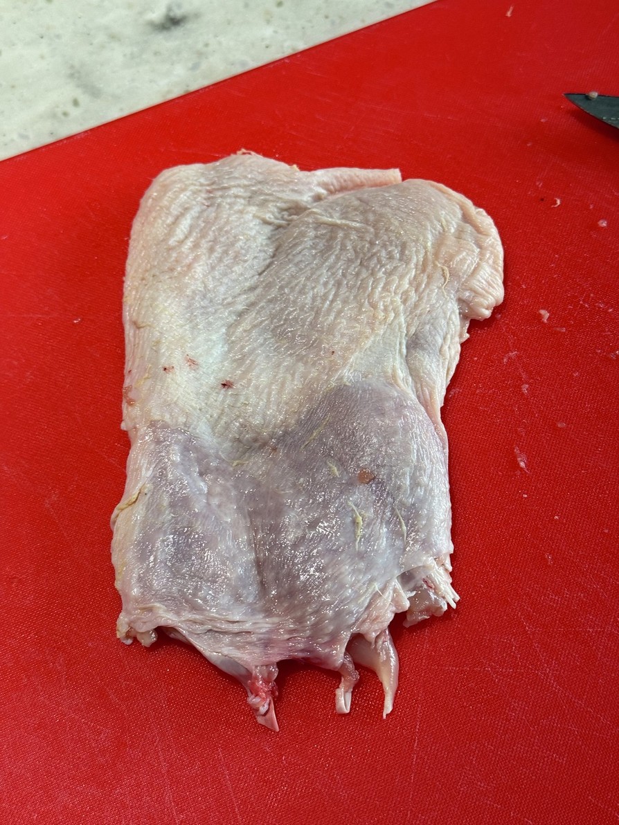 鶏もも肉を平らに捌く方法の画像