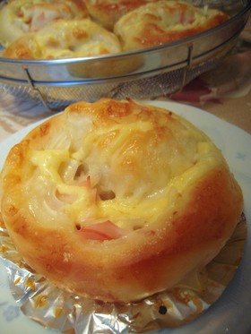 ハムオニオンチーズパン