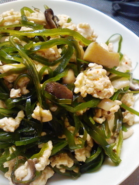 ご飯がすすむ♪切り昆布と鶏ひき肉の炒め煮