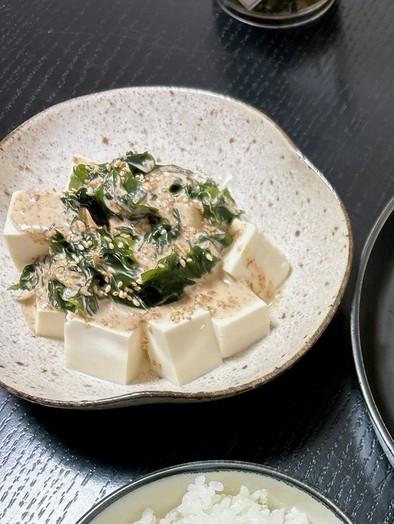 豆腐とわかめの胡麻サラダの写真