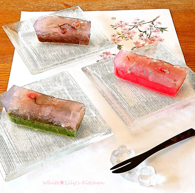 桜舞う花筏ゼリーと３色の餡☀春の2層羊羹の写真