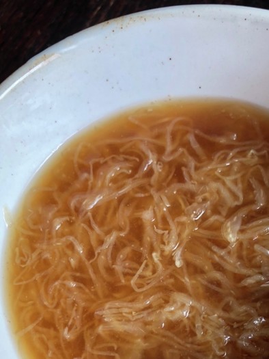 千切りキャベツの味噌スープの写真
