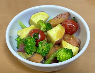 薩摩芋とブロッコリーのサラダの写真