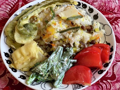 筍と山菜のカラフル炊き込みご飯の写真
