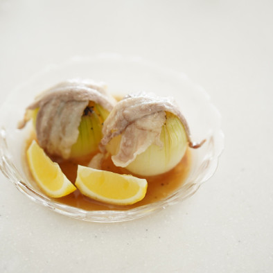 【簡単】玉ねぎ丸ごとレンジ　豚バラレモンの写真