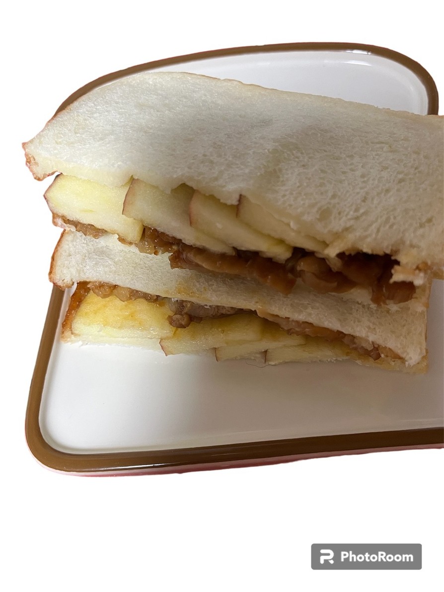 照り焼きチキンとりんごのサンドイッチの画像