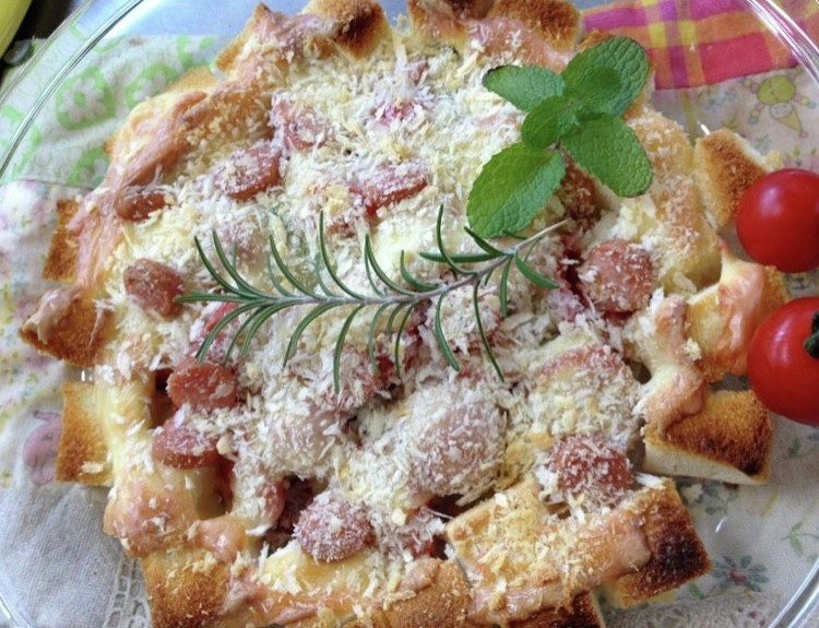 ミニトマトと残りのパンでピザ風の画像