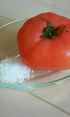 私だけ?トマトは砂糖をつけて食べるんです