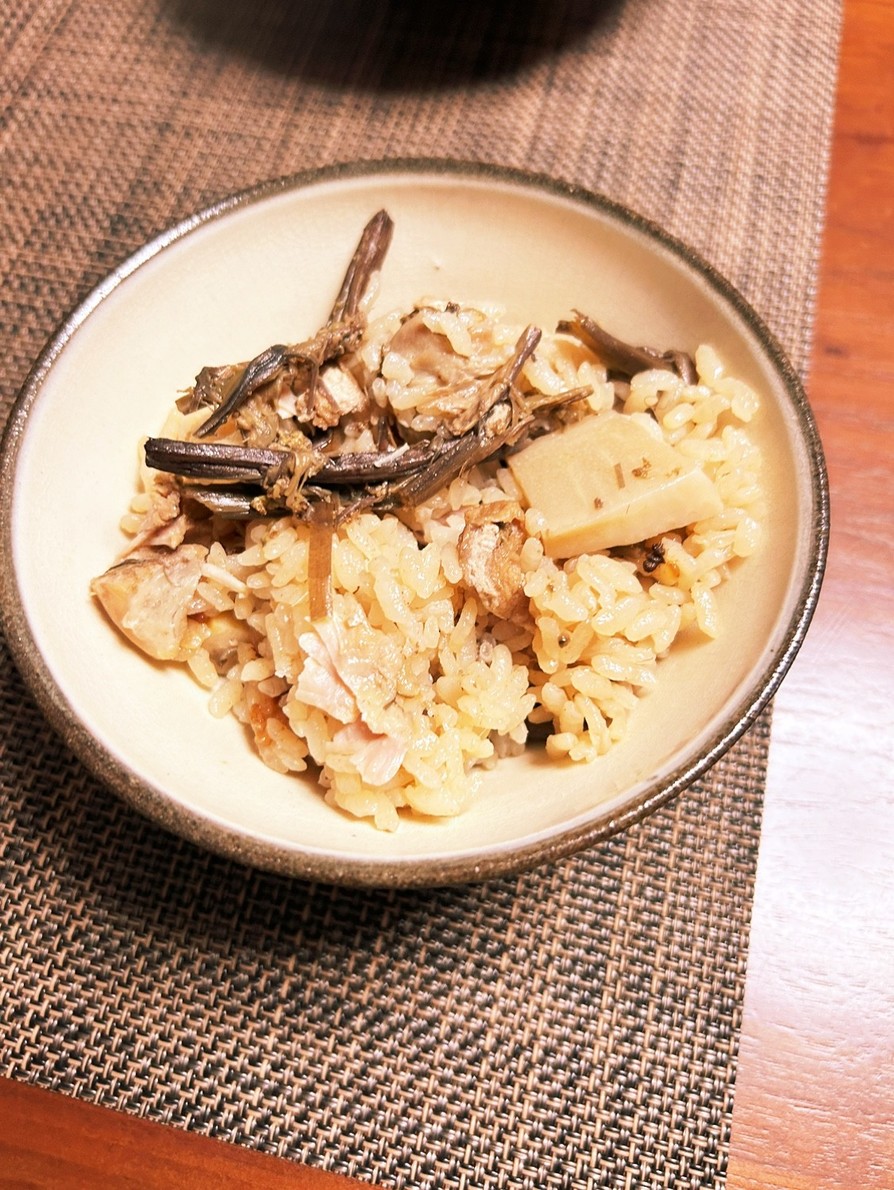 筍とわらびの炊き込みご飯の画像