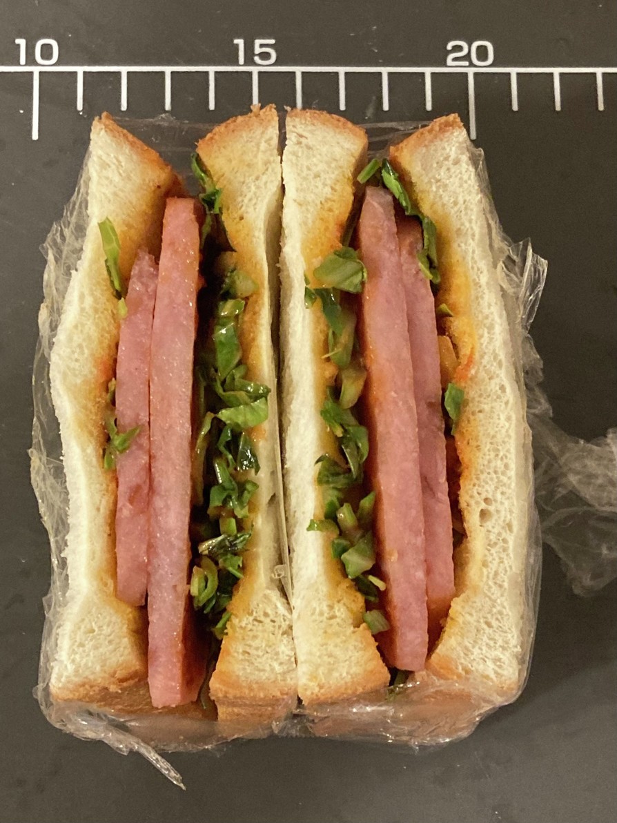 ハムとケチャップキャベツのサンドイッチの画像