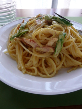 アスパラとベーコンのカレークリームパスタ