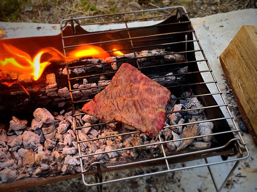 キャンプで炭火焼肉の画像