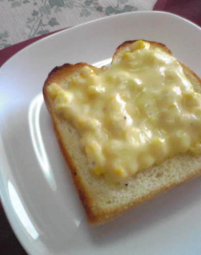 朝食にマヨコーンペッパーチーズトーストの写真