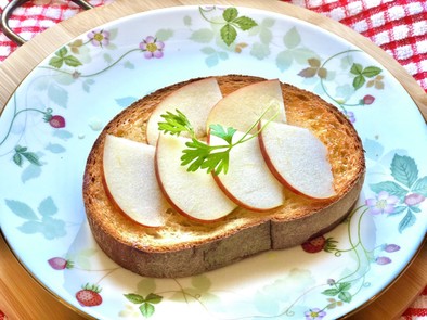 ジューシー♪トーストに生りんごをオン！の写真