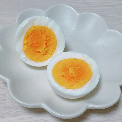 ゆで卵（固茹で）の写真