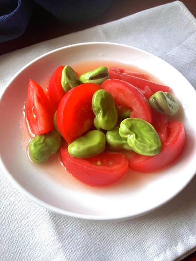 トマトと冷凍そら豆のノンオイルサラダの写真