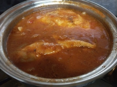 骨付き鶏モモ肉の煮込みスパイス入りの写真