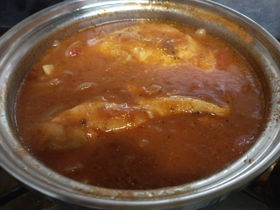 骨付き鶏モモ肉の煮込みスパイス入りの画像